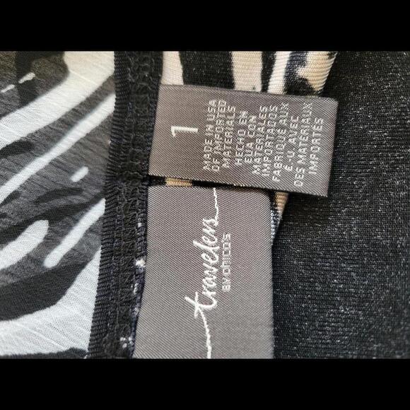 Travelers by Chico's size 1 (size 8) black & white printed stretchy top - Picture 3 of 5